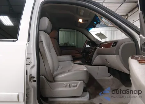 2008 Chevrolet Suburban 1500 Lt z USA, uszkodzony, nr VIN 1GNFK16348J208083